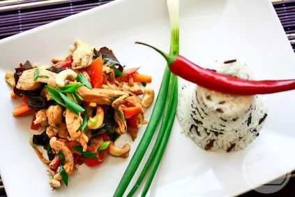 Kurczak po tajsku z orzechami nerkowca i ryżem