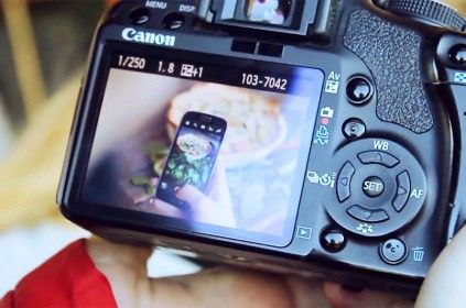 Zdjęcie telefonu wyświetlającego zdjęcie tarty, na ekranie aparatu fotograficznego