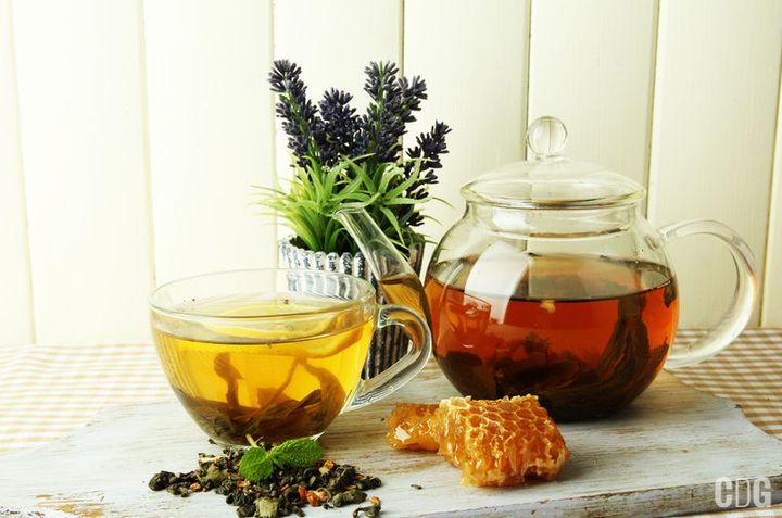 Zdrowe ziołowe herbaty z plastrem miodu