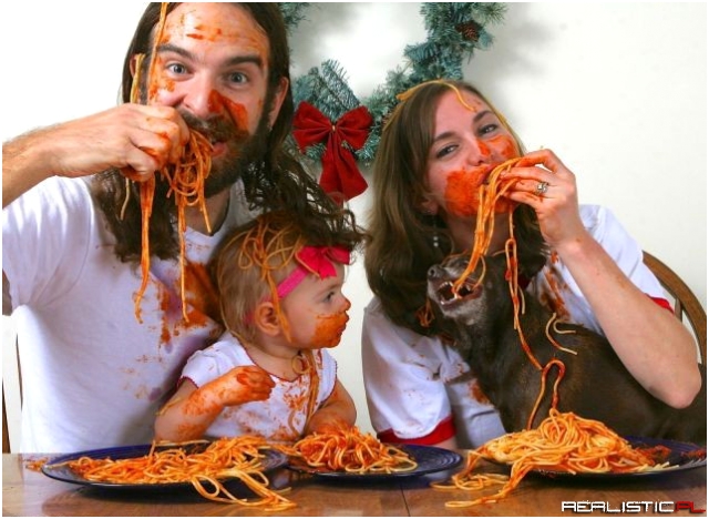 Rodzinka obsmarowana spaghetti