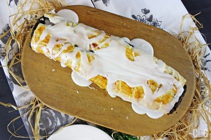 Makowiec z ciasta francuskiego polany lukrem na drewnianej desce foto z góry