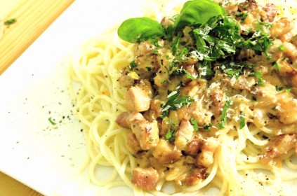 spaghetti Carbonara, biały talerz, boczek, pietruszka, makaron