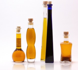 oleje i oliwy w różnych butelkach