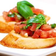 Bruschetta z pomidorami i bazylią