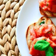 Bruschetta z pomidorami i bazylią