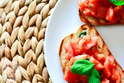 Bruschetta z pomidorami i bazylią