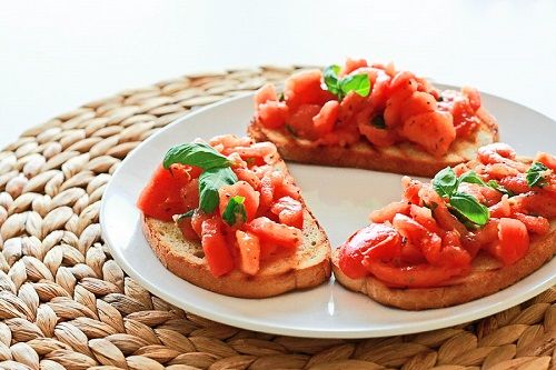 Bruschetta z pomidorami i bazylią