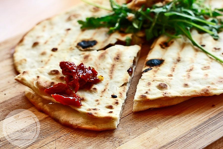 Quesadilla z kozim serem i suszonymi pomidorami