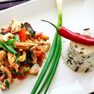 Kurczak po tajsku z orzechami nerkowca i ryżem