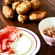 Ziemniaki faszerowane z szynką parmeńską, tuńczykiem i mozarellą