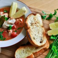 Zupa rybna z pomidorami i owocami morza