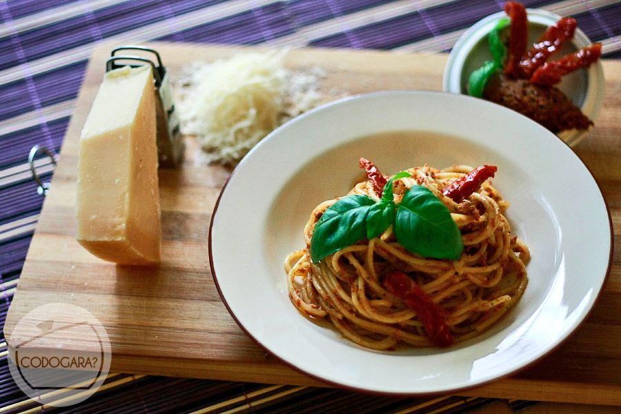 Czerwone pesto z makaronem i suszonymi pomidorami