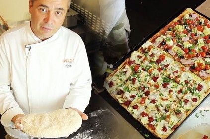 Zdjęcie podzielone na dwa obszary. Na pierwszym, Nestor Grojewski pokazujący niewyrobione ciasto na pizzę. Na drugim, gotowa pizza z wieloma kolorowymi dodatkami