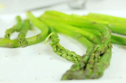 Zielone szparagi na białym talerzu