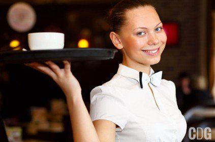 kelnerka trzymająca tacę