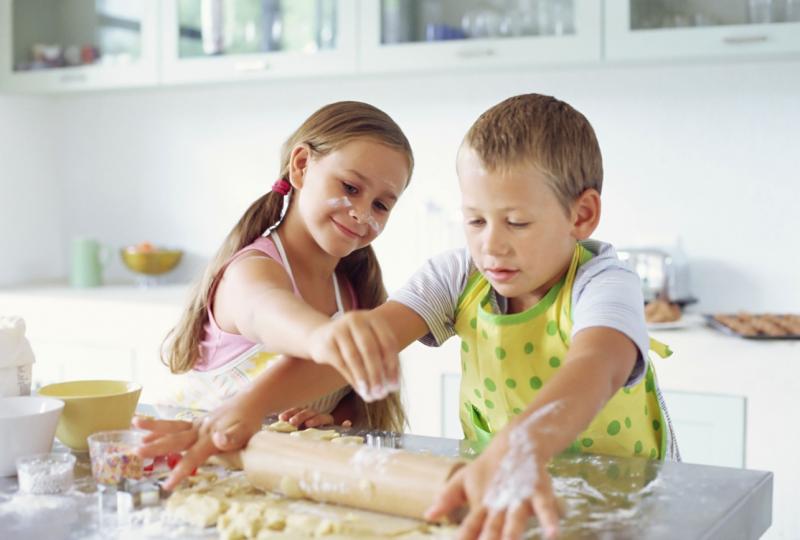 Dziewczynka i chłopiec robią ciasto na ciasteczka