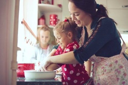 Mama gotująca z dwiema małymi córkami