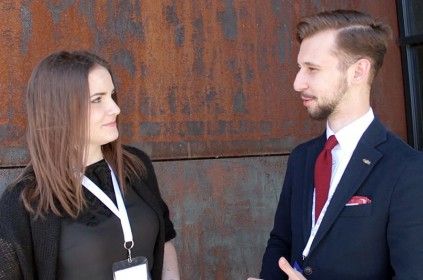 Dawid Tymiński rozmawiający z Eweliną Szczęsną nieopodal budynku Europejskiego Centrum Solidarności na konferencji Blog Forum Gdańsk 2015