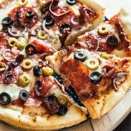 Domowa pizza z salami, oliwkami i boczkiem
