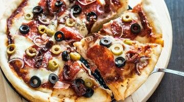 Domowa pizza z salami, oliwkami i boczkiem