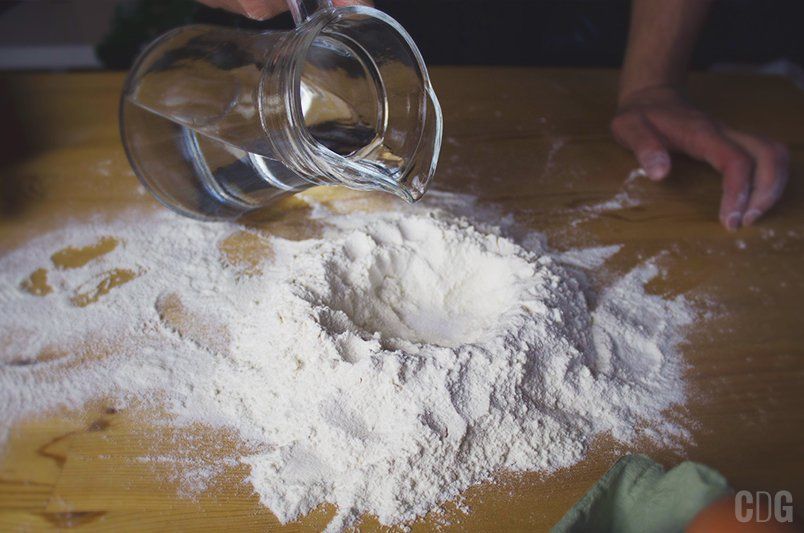 Nalewanie wody do mąki