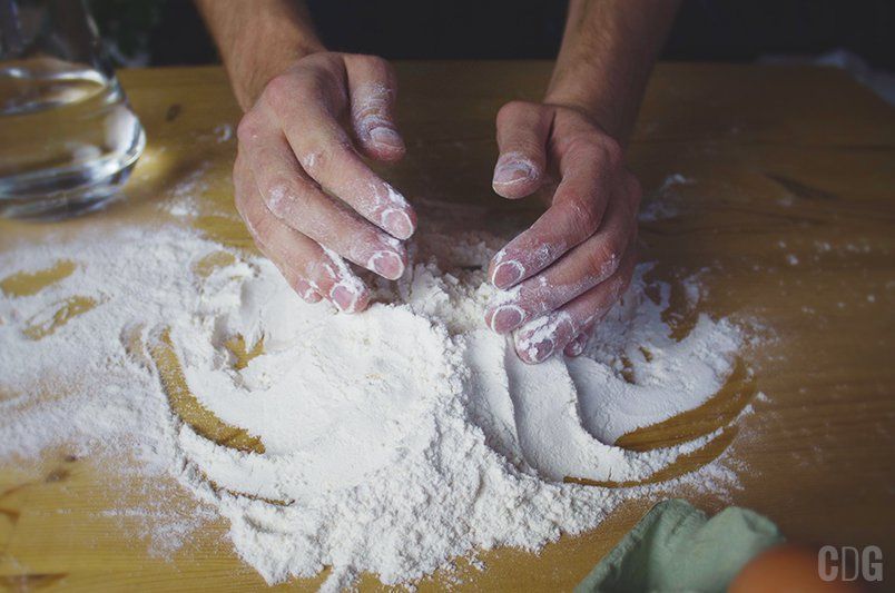 Mieszanie mąki ze składnikami