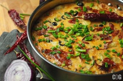 Tortilla hiszpańska na patelni z chorizzo