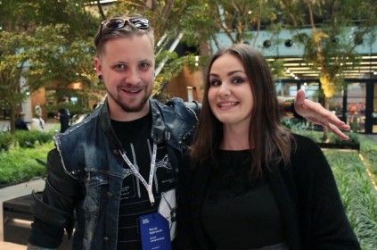 Maciej Dąbrowski wykonujący hover hand nad ramieniem Eweliny Szczęsnej w budynku Europejskiego Centrum Solidarności na konferencji Blog Forum Gdańsk 2015