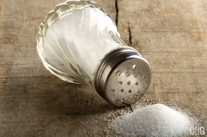 Solniczka i rozsypana sól