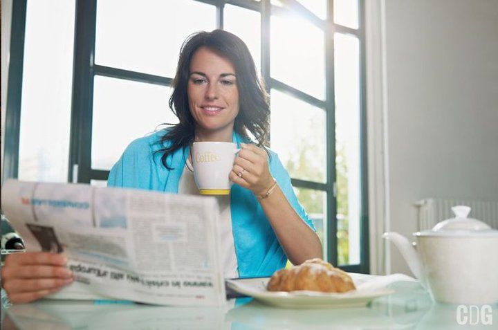 Babeczka czytająca gazetę do śniadania