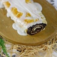 Makowiec z ciasta francuskiego polany lukrem na drewnianej desce