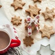 Kruche ciasteczka rozłożone na stole i zawinięte w kokardę