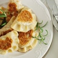 pierogi na talerzu z gałązką ziół