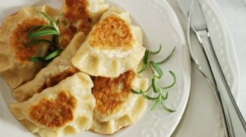 pierogi na talerzu z gałązką ziół