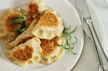 pierogi na talerzu z gałązką ziół