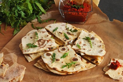 Quesadilla z serem kozim i rukolą