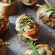 bruschetta ze świeżym pesto z bazylii oraz pulpą pomidorową, kadr z bliska