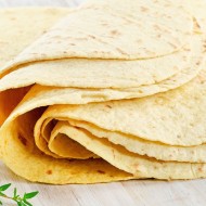 tortilla kukurydziana z gałazkami majeranku