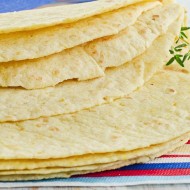 tortilla kukurydziana na kolorowej podkładce