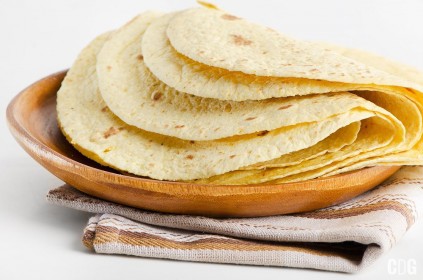 tortilla kukurydziana złożona na drewnianej podkładce