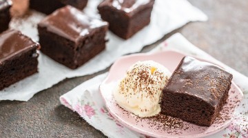 Ciastko brownie na różowym talerzyku z gałką lodów