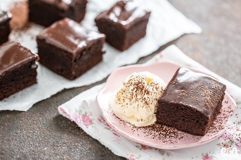 Ciastko brownie na różowym talerzyku z gałką lodów