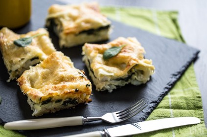 Lasagne z dorszem i szpinakiem na czarnym kamieniu