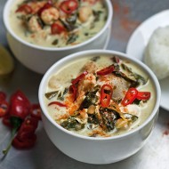Tajskie zielone curry z krewetkami, szpinakiem i chili