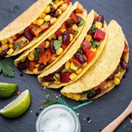 Tacos na czarnym kamieniu podany z cząstkami limonki i ziołami