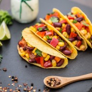 Tacos na czarnym kamieniu podany z cząstkami limonki