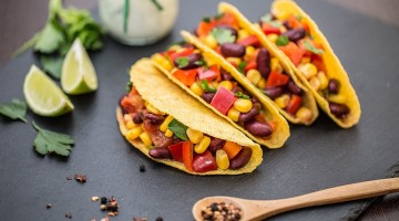 Tacos na czarnym kamieniu podany z cząstkami limonki