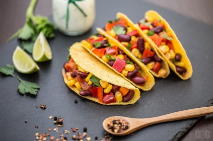 Tacos na czarnym kamieniu podany z cząstkami limonki